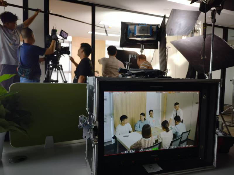 榕江县TVC拍摄公司：科技产品视觉化大师，诠释未来感与功能美学